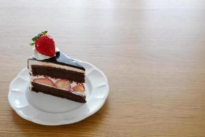 gâteau au chocolat avec fraise et crème fouettée. concept de boulangerie maison. photo