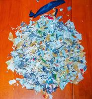 restes d'un sac en plastique biodégradable après décomposition. plastique autodégradable. notion d'écologie. Contexte. photo