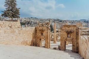 l'esplanade du temple à jerash, jordanie photo