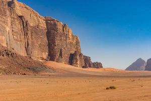 Montagnes rouges du désert de Wadi Rum en Jordanie photo