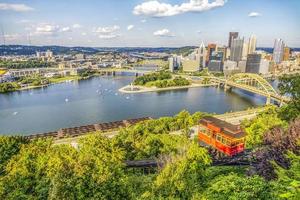 tram rouge descendant une pente dans une ville photo