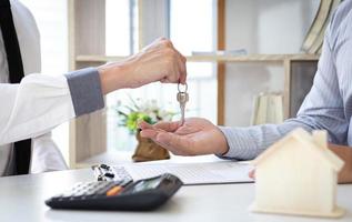 propriétaire de la maison recevant les clés photo