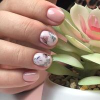 manucure et design floral sur les ongles des femmes. photo