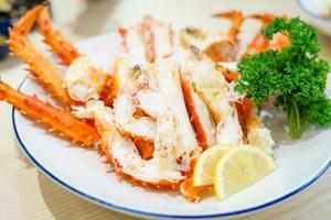 pattes de crabe royal rouge avec tranches de citron frais photo