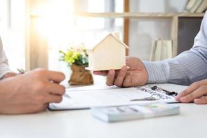 personne signant un contrat de logement photo