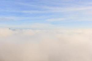 brouillard du matin dans les montagnes photo