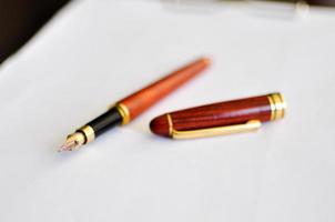 stylo plume en bois sur papier