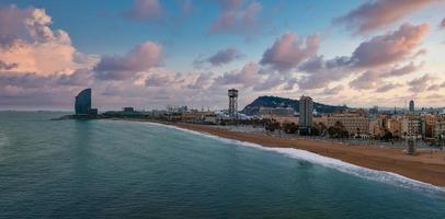 aérien vue de célèbre barceloneta plage avec Hôtel luxe w Barcelone photo
