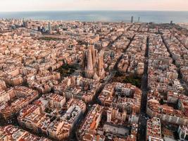 aérien vue de Barcelone ville horizon et sagrada familia cathédrale à le coucher du soleil. photo