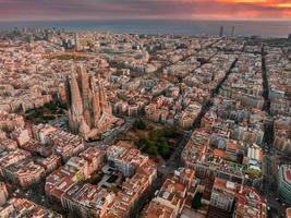 aérien vue de Barcelone ville horizon et sagrada familia cathédrale à le coucher du soleil. photo