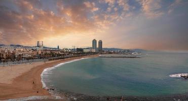 aérien vue de célèbre barceloneta plage avec Hôtel luxe w Barcelone photo