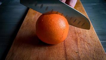 trancher Orange sur une cuisine planche photo