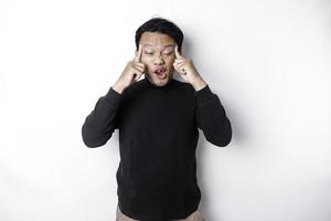 une portrait de un asiatique homme portant une noir chemise isolé par blanc Contexte regards déprimé photo