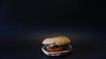 du boeuf Burger sur noir Contexte. photo