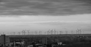 vent ferme ou vent ferme à le coucher du soleil dans nuageux temps dans L'Autriche dans L'Europe , permet vous à avoir nettoyer énergie. c'est durable, renouvelable énergie pour le environnement photo