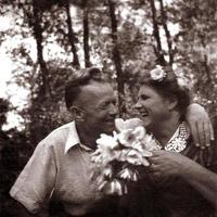 photo environ 1960. le homme et femme sont en riant et en parlant.
