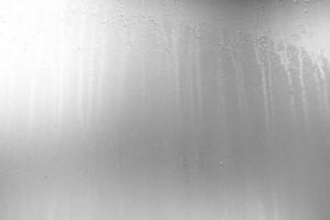 goutte de pluie sur blanc grunge givré verre Contexte. photo