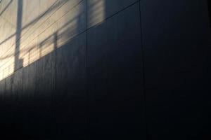 clôture ombre et soir lumière sur surface de béton mur. photo