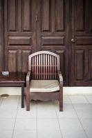 vieux en bois chaise avec en bois table à Accueil photo