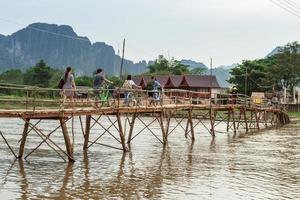 en bois pont plus de rivière chanson à au bord de la rivière maison d'hôtes, vang vieng, Laos photo