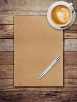 marron papier et café sur bois Contexte avec stylo photo