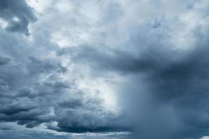 nuages de pluie ou nimbus en saison des pluies photo