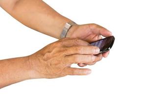 main jouer téléphone intelligent sur isolé blanc avec coupure chemin. photo