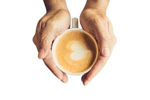 homme en portant chaud tasse de café et cœur forme avec coupure chemin. photo