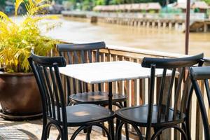 table et chaise vides au restaurant photo