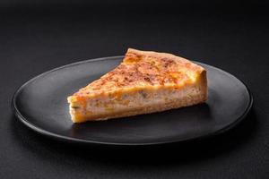 magnifique délicieux Quiche tarte avec quatre les types de fromage avec épices et herbes photo