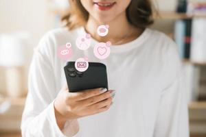 la Saint-Valentin journée et l'amour journée concept, femme doigt émouvant cœur icône sur écran dans téléphone intelligent application, content femme affectation l'amour cœur emoji icône bouton, chercher app en ligne couple. photo