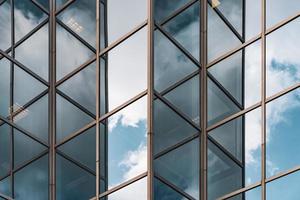 nuages reflétés sur la façade d'un immeuble