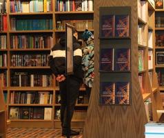 coulé Pétersbourg Russie - 02 11 2023 deux élèves choisir livres dans bibliothèque, copie espace photo