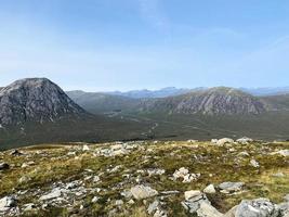 une vue de le Écossais hauts plateaux de le Haut de Glencoe Montagne photo