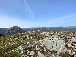 une vue de le Écossais hauts plateaux de le Haut de Glencoe Montagne photo