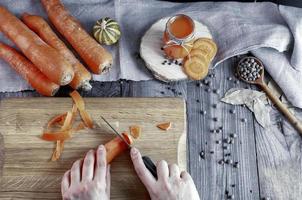 processus de trancher Frais carottes sur une couper planche photo