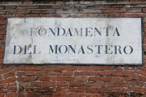 vénitien rue signe sur le monastère brique mur. vue de le fondamenta del monastère dans Venise, Italie photo