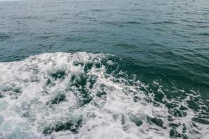 vagues de l'océan causées par les bateaux de tourisme photo
