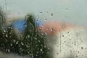 concept de pluvieux et triste temps, la dépression et apathie. gouttes de pluie sur verre photo