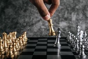 main jouant aux échecs photo