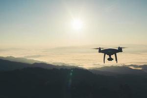 drone volant au coucher du soleil photo