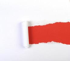 papier blanc et rouge déchiré et roulé photo