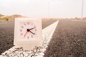 blanc l'horloge sur le route photo