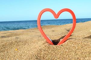 coeur rouge sur la plage photo