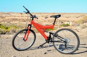 rouge bicyclette dans le désert photo