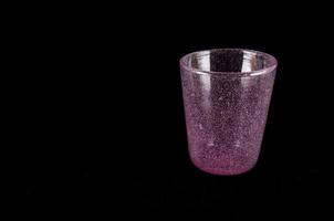 violet verre sur noir Contexte photo