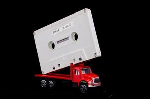 jouet un camion avec une cassette ruban sur noir Contexte photo