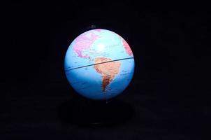 globe sur fond noir photo