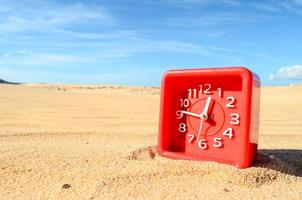 l'horloge dans le le sable photo