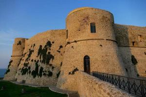 vieux forteresse à le coucher du soleil photo